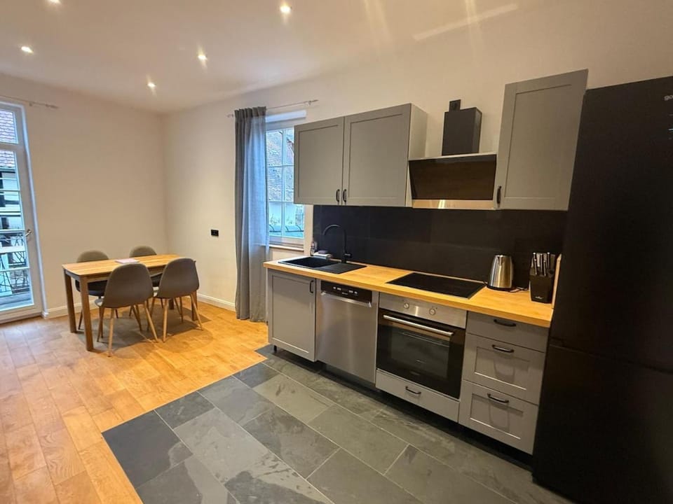 Kitchen or kitchenette, Dining area