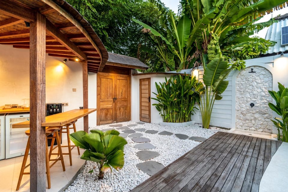 Facade/entrance, Garden, Kitchen or kitchenette
