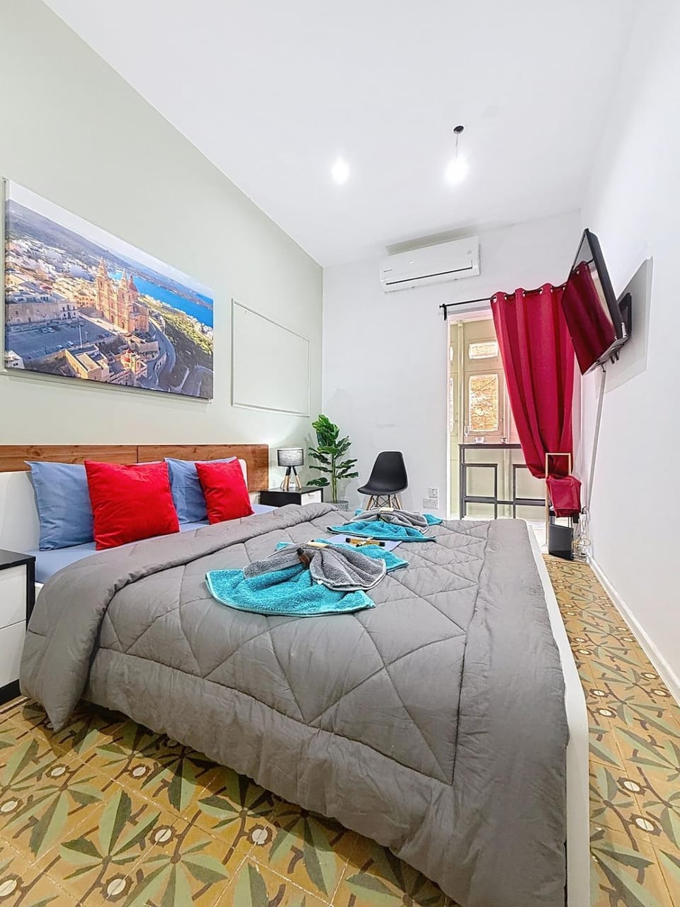 Bed, TV and multimedia, Photo of the whole room, Bedroom