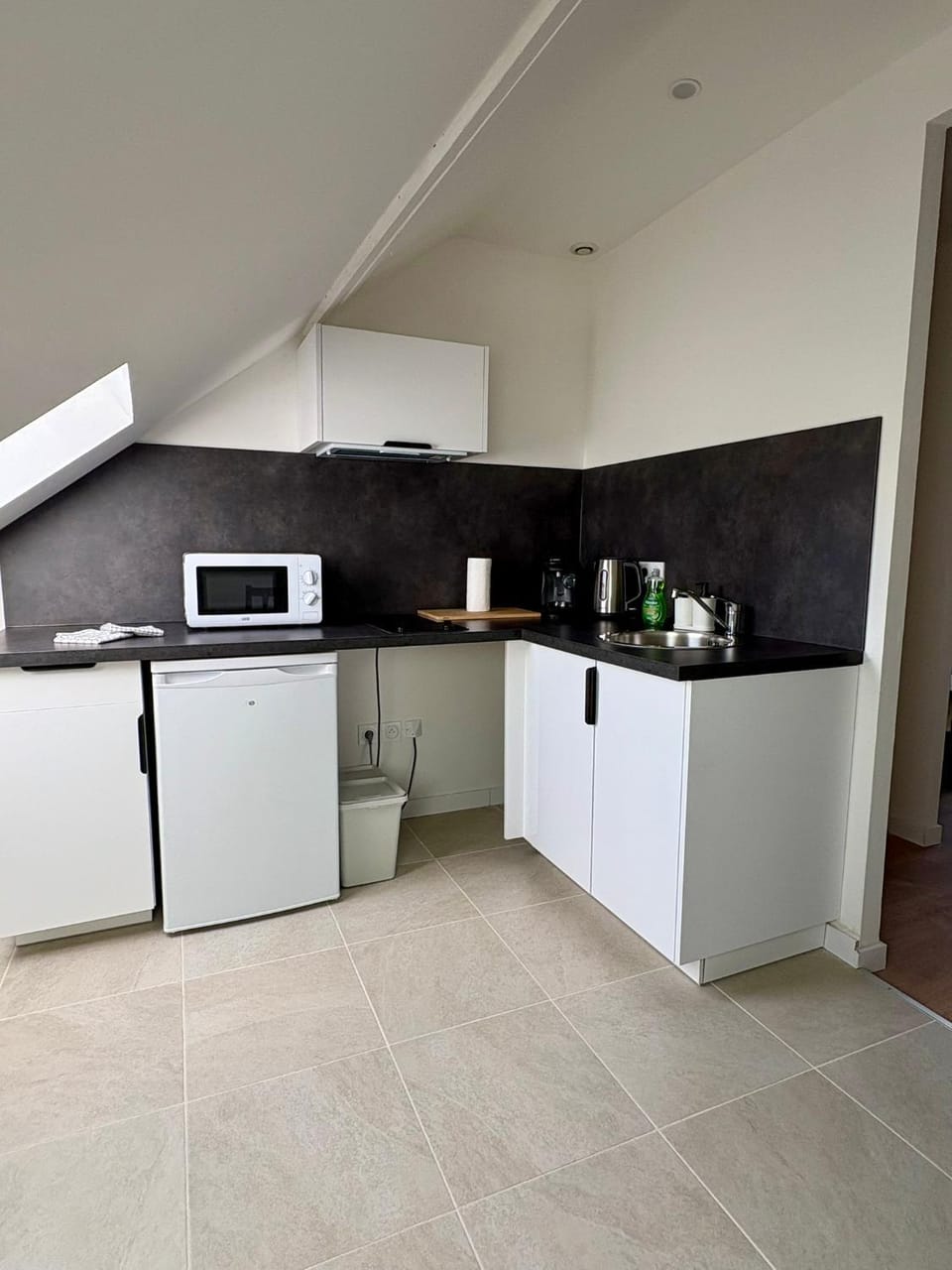 Coffee/tea facilities, Kitchen or kitchenette, stove, toaster