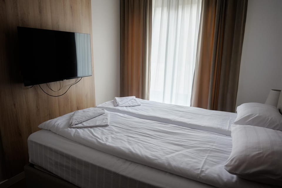Bed, TV and multimedia, Photo of the whole room, Bedroom