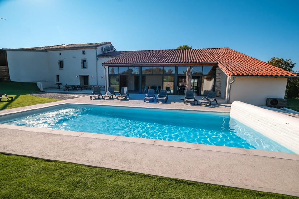 Property building, Garden view, Pool view, Swimming pool, Swimming pool, sunbed
