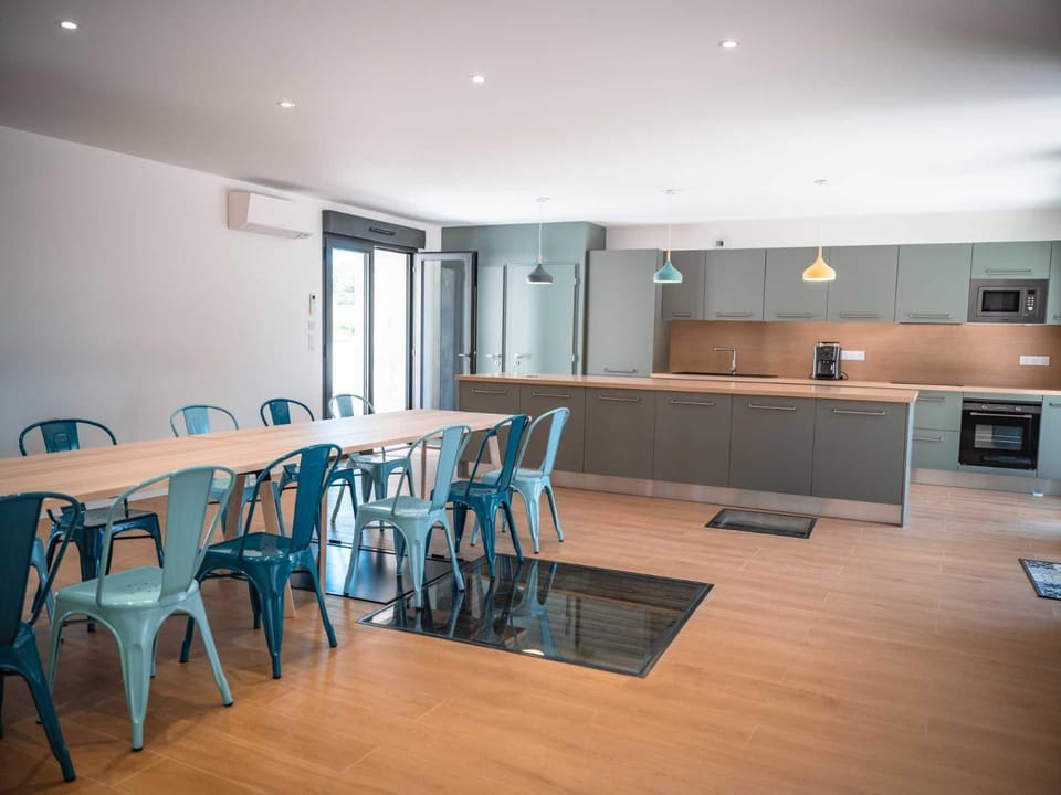 Kitchen or kitchenette, Dining area, stove