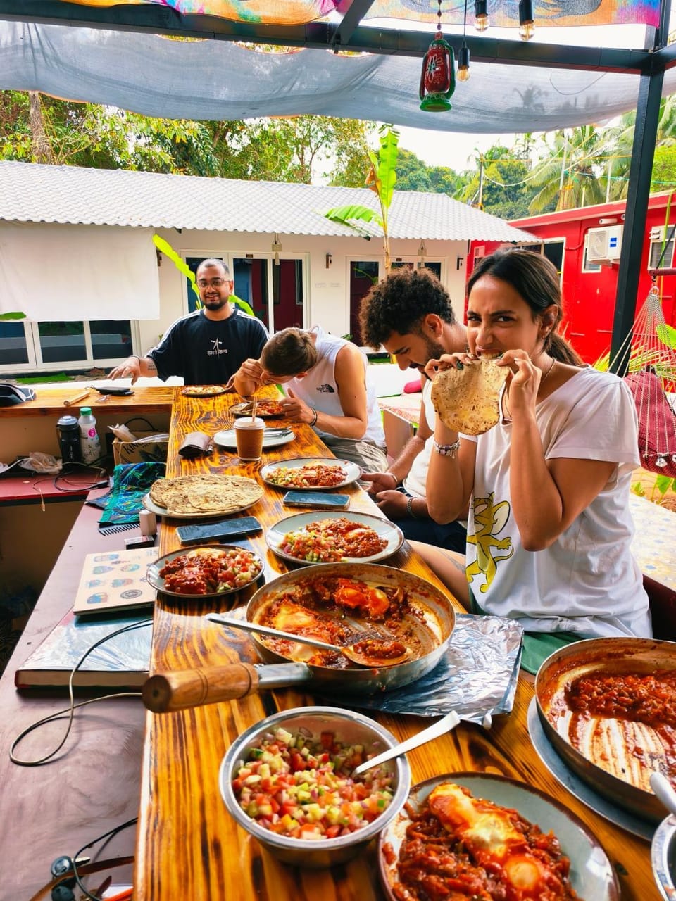 Restaurant/places to eat, People, Food and drinks, Food, Buffet breakfast, Drinks, group of guests
