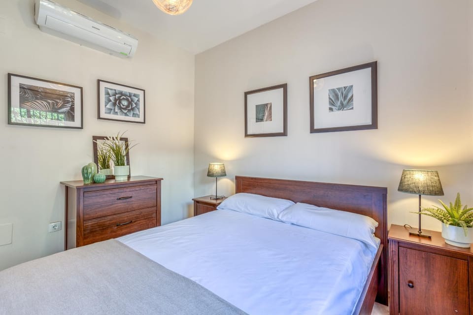 Bed, Photo of the whole room, Bedroom, air conditioner