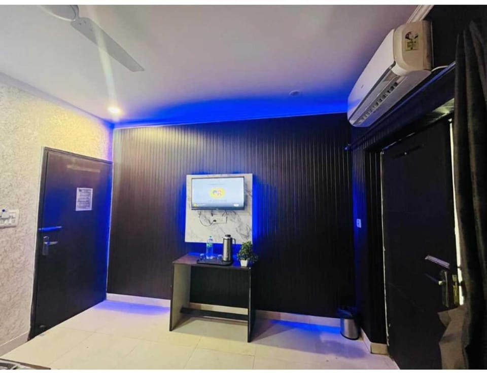 Bed, TV and multimedia, Photo of the whole room, Bedroom