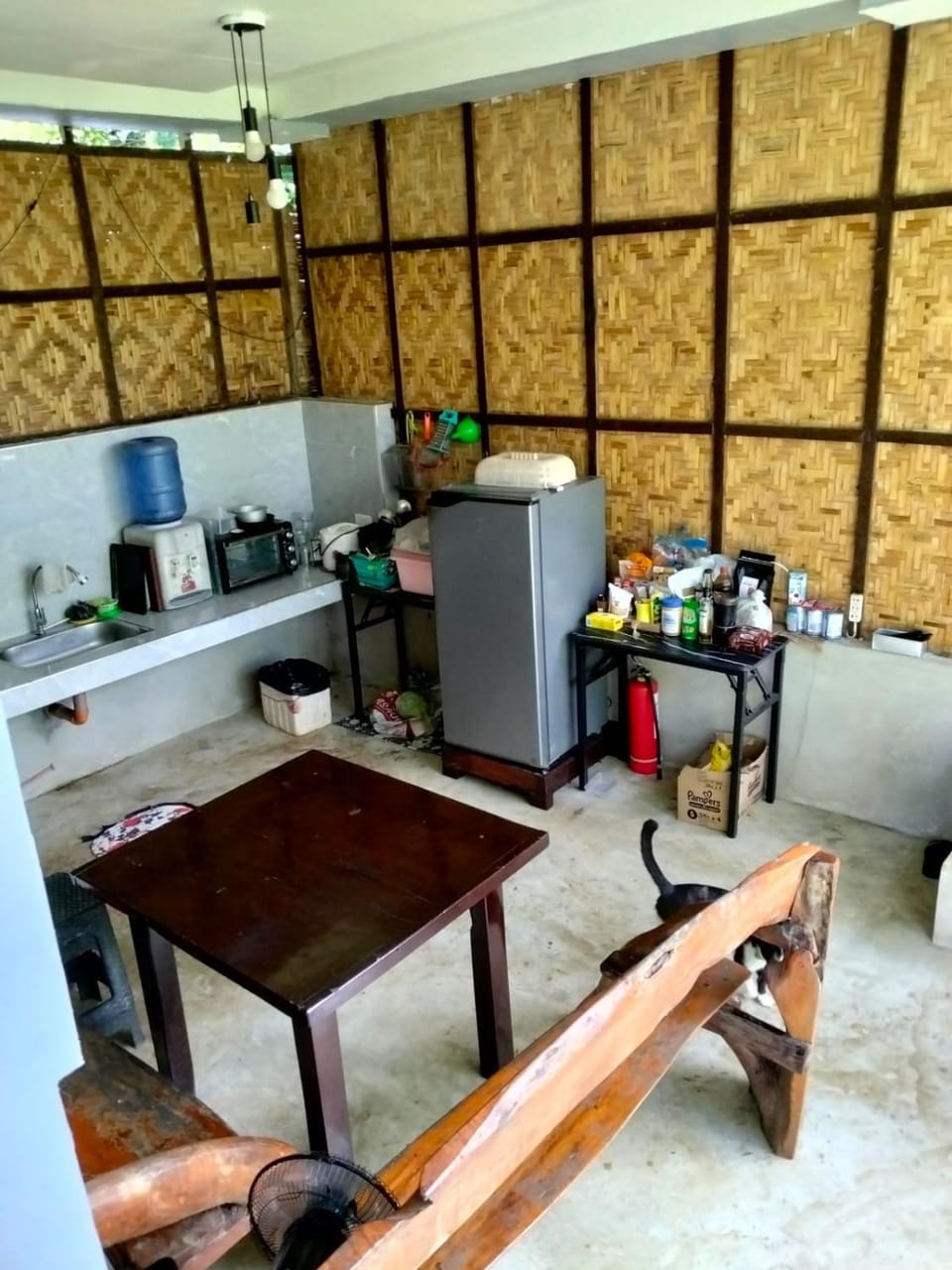 Kitchen or kitchenette, Dining area