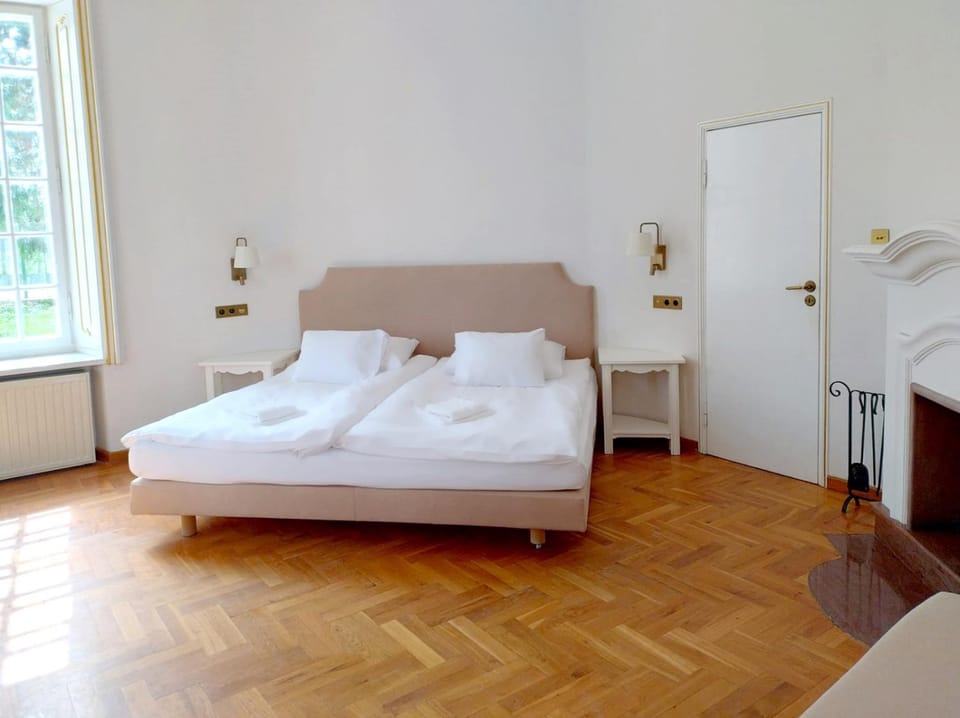 Pałac Popielów w Kurozwękach - pokoje w Oficynie i Oranżerii Hotel in Poland