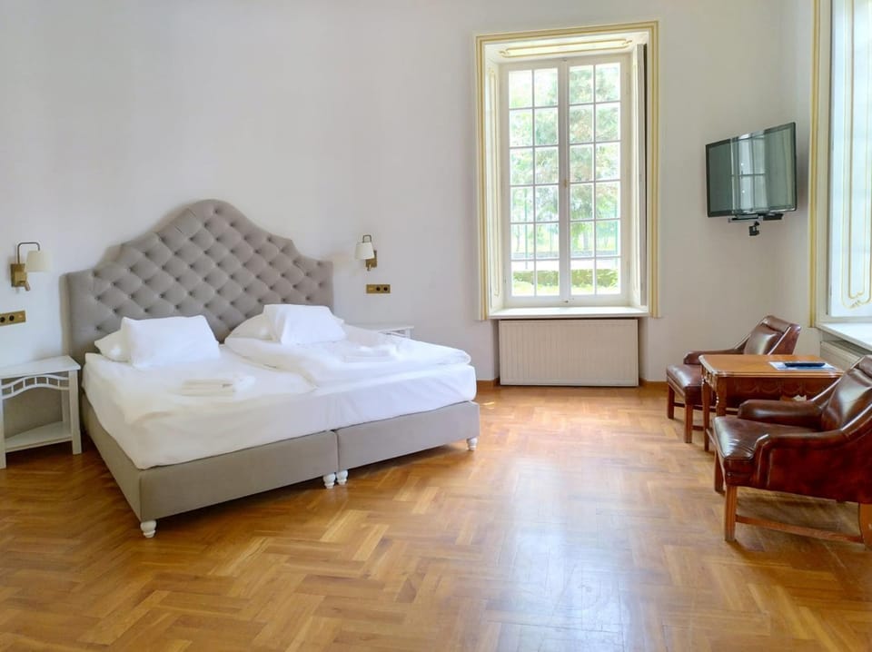 Pałac Popielów w Kurozwękach - pokoje w Oficynie i Oranżerii Hotel in Poland