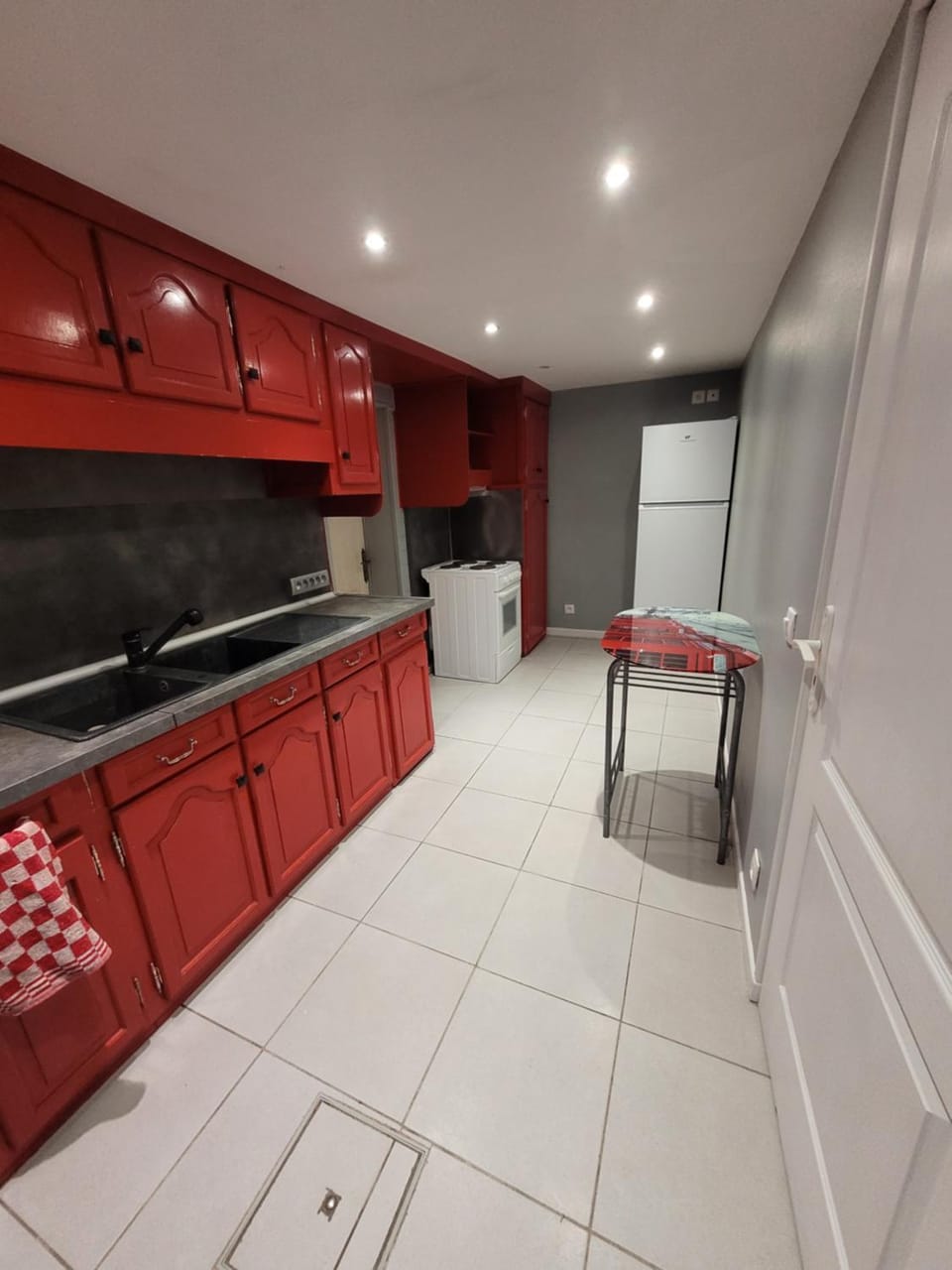 Kitchen or kitchenette, dishwasher, oven, pet friendly, stove
