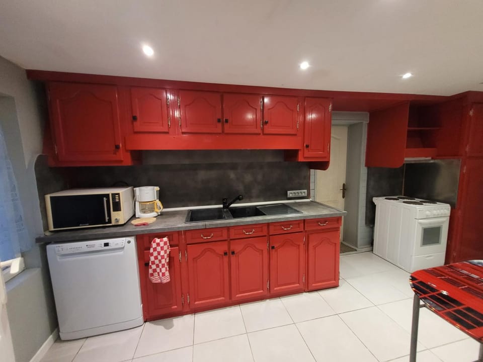 Kitchen or kitchenette, dishwasher, oven, pet friendly, stove, toaster, washing machine