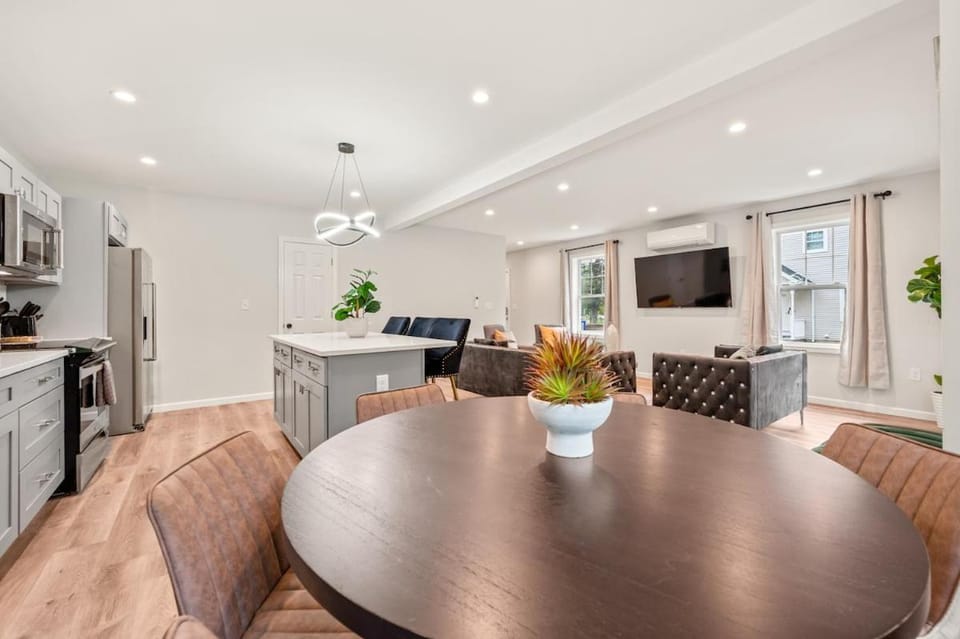 TV and multimedia, Kitchen or kitchenette, Living room, Seating area, Dining area, dishwasher, oven, stove
