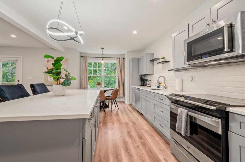 Kitchen or kitchenette, Dining area, dishwasher, oven, stove, toaster