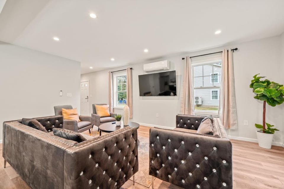 Communal lounge/ TV room, TV and multimedia, Living room, Seating area