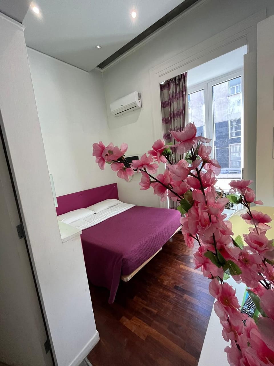Photo of the whole room, Bedroom, air conditioner