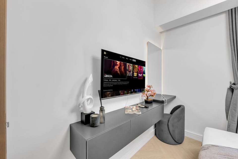 TV and multimedia, Photo of the whole room, Bedroom