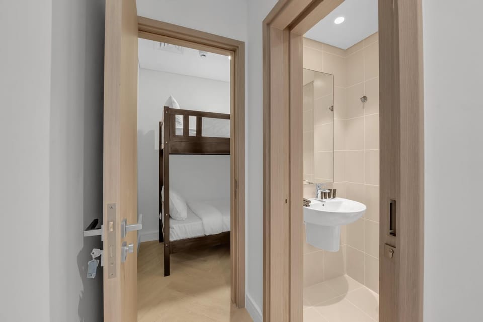 Bathroom, Photo of the whole room, bunk bed