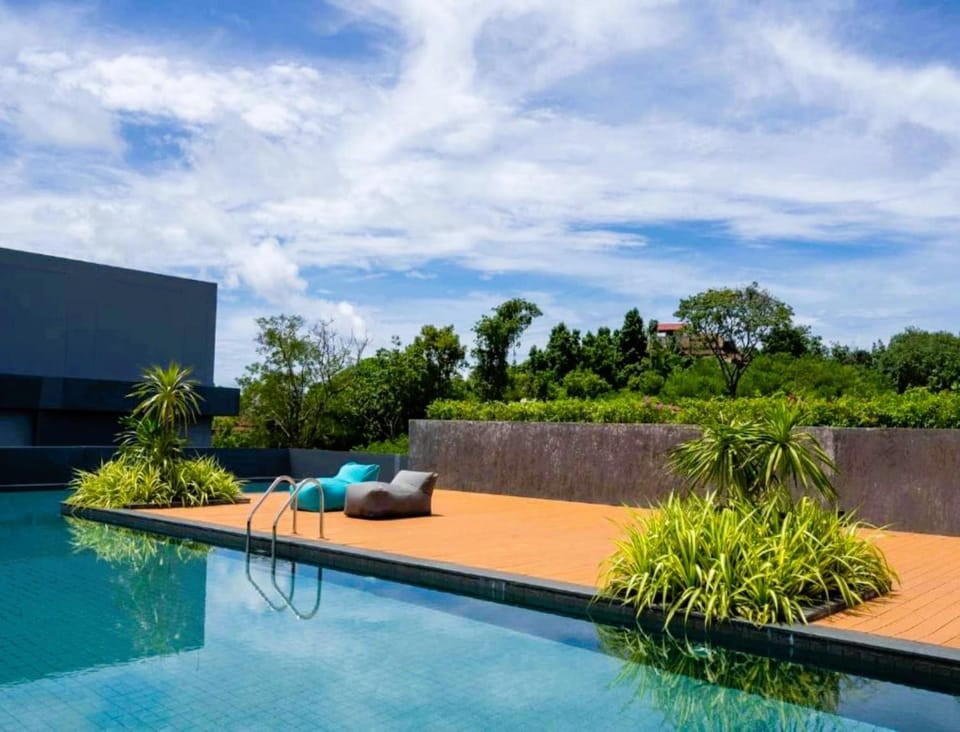 Day, Garden, Balcony/Terrace, Pool view, Swimming pool, sunbed