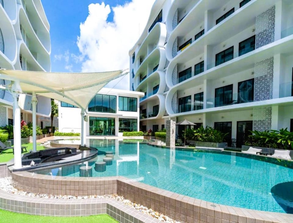 Property building, Day, Pool view, Swimming pool, sunbed