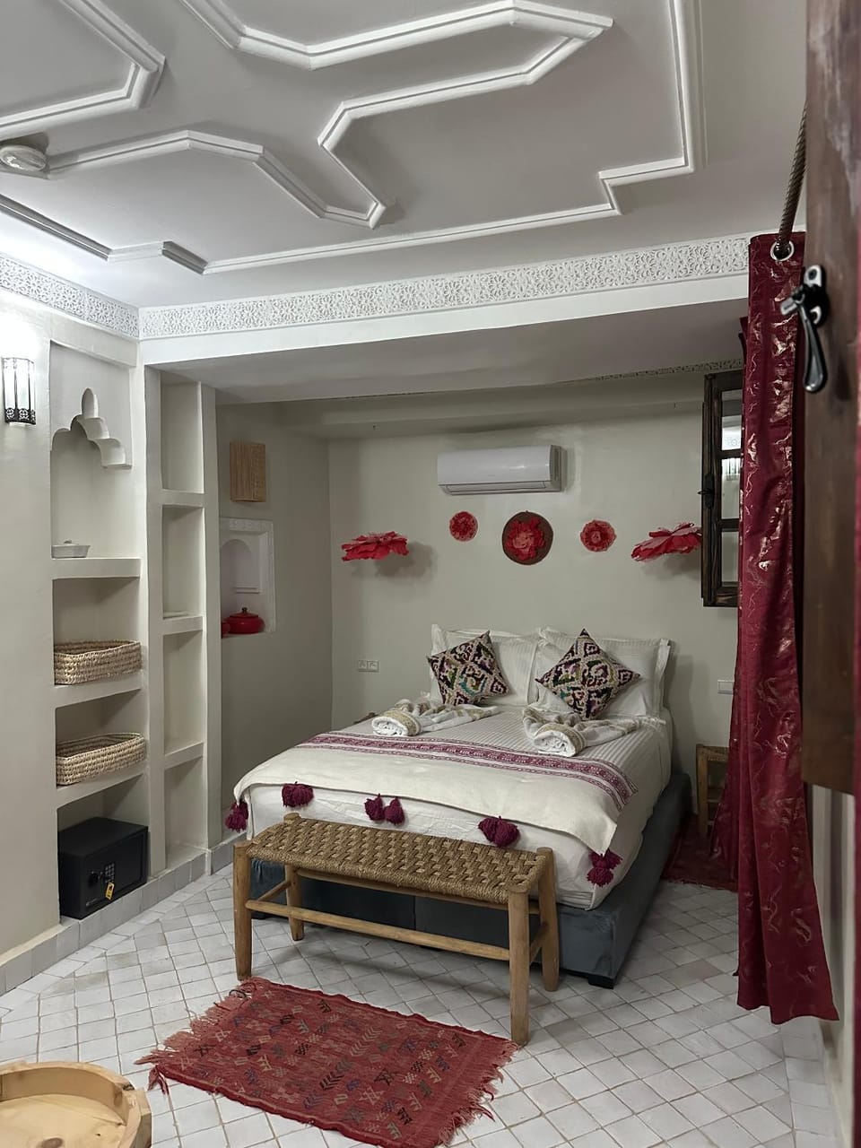 Bed, Bedroom, towels