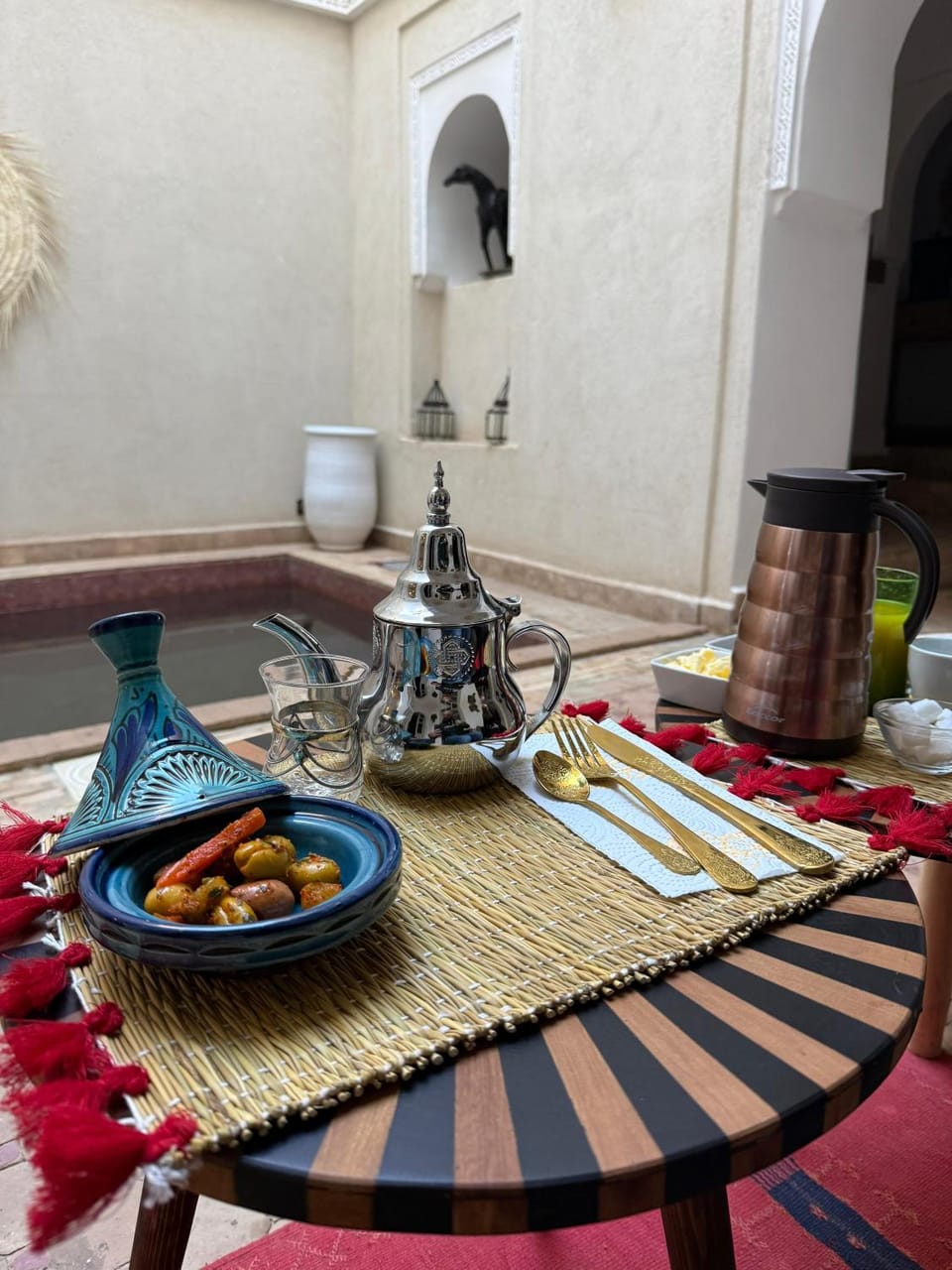 Food and drinks, Dining area, Food, Swimming pool