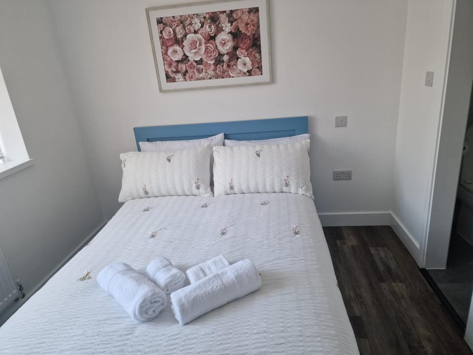 Bed, Photo of the whole room, Bedroom, towels