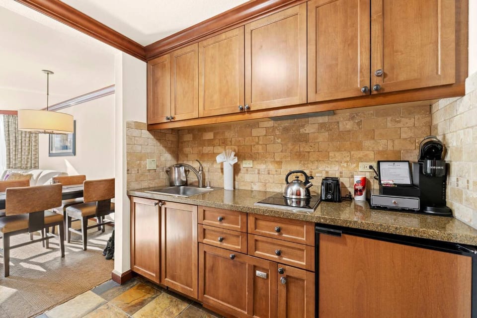 Remodeled Second Floor Valley View suite no resort fee Hotel in Palisades Tahoe (Olympic Valley)