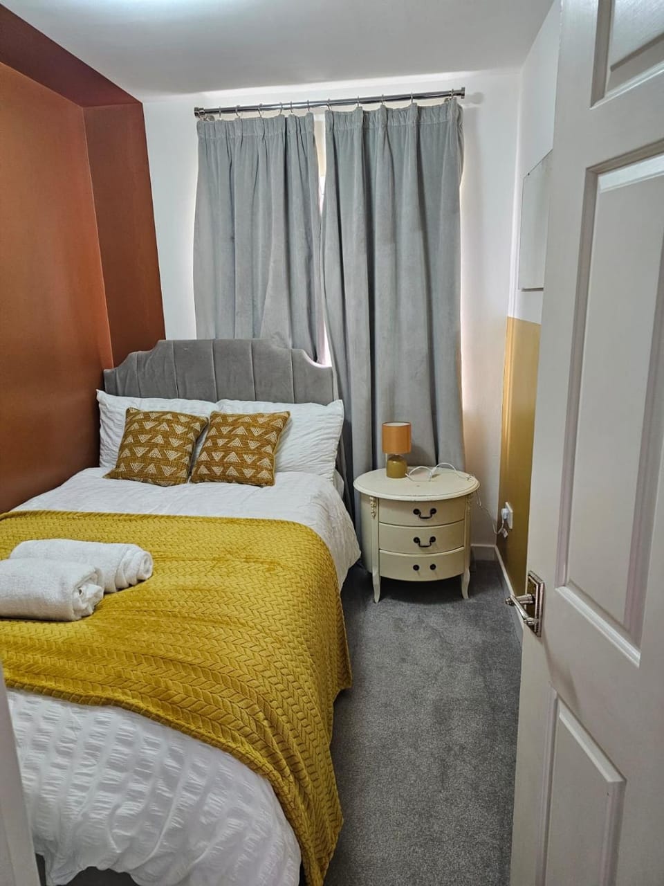 Bed, Photo of the whole room, Bedroom, towels