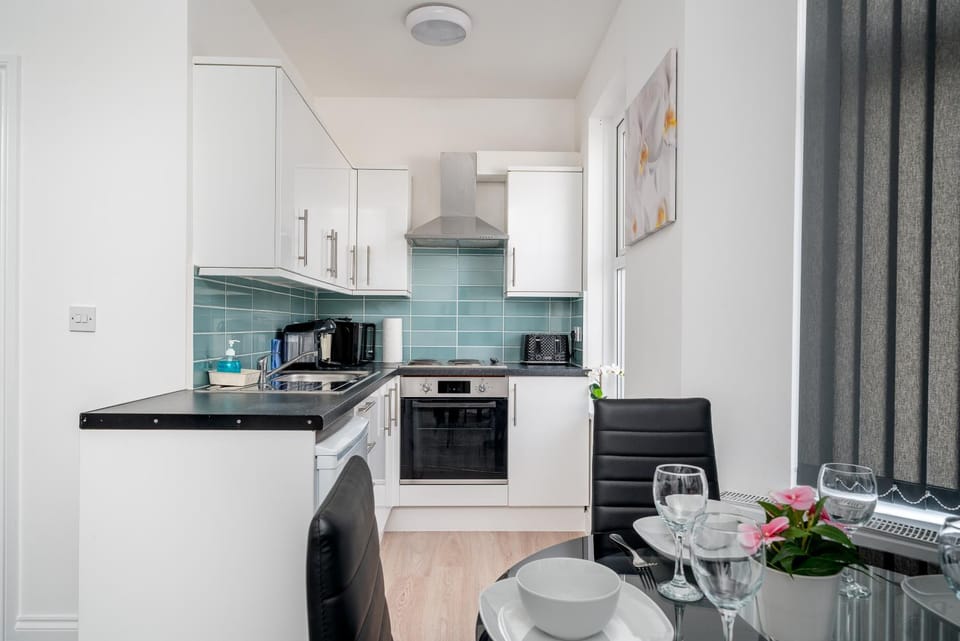 Coffee/tea facilities, Kitchen or kitchenette, Dining area, oven, stove, toaster