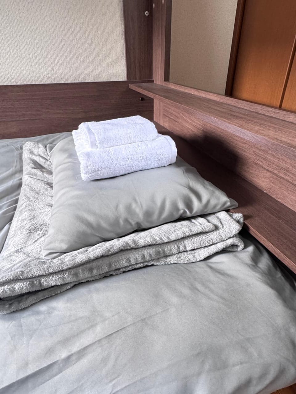 Bed, towels