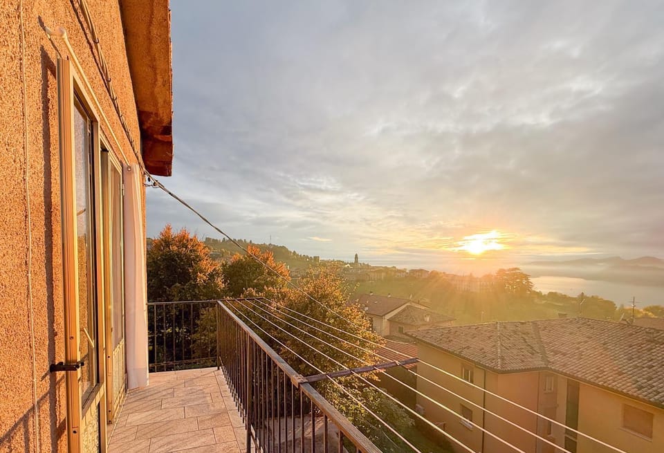 Natural landscape, Balcony/Terrace, Dining area, Lake view, Mountain view, Sunset, internet