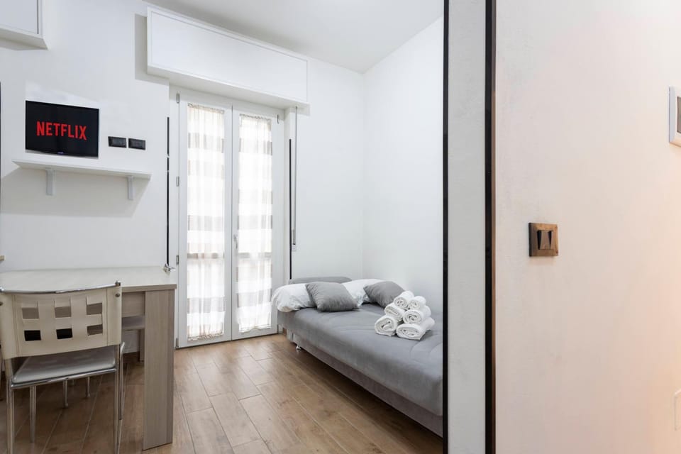 Bed, TV and multimedia, Living room, Photo of the whole room, Seating area