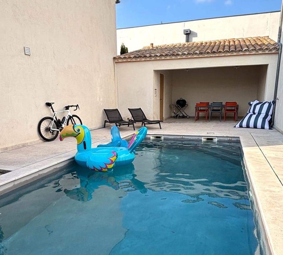 Patio, BBQ facilities, Swimming pool, Swimming pool, sunbed
