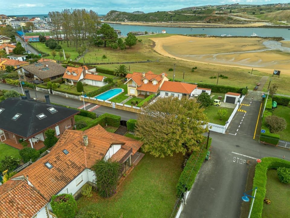 Amplia y cómoda casa en playa Ribera House in Cantabria
