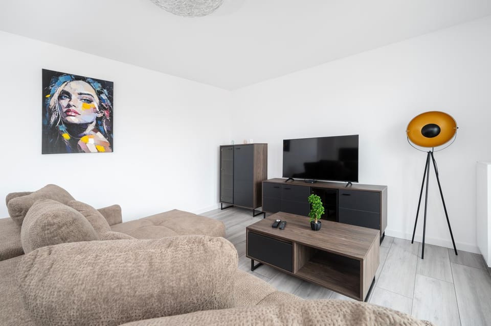 Communal lounge/ TV room, TV and multimedia, Living room, Seating area, Evening entertainment