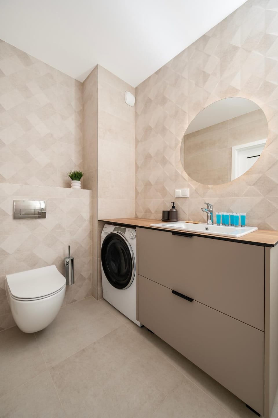 Toilet, Bathroom, towels, washing machine