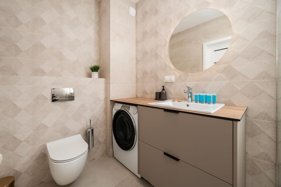 Shower, Toilet, Bathroom, towels, washing machine
