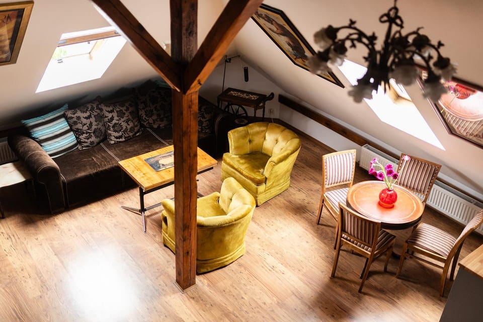 Seating area, Dining area