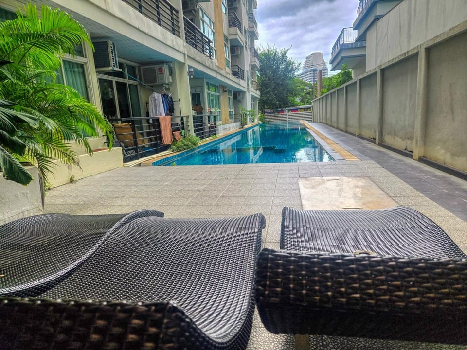 Patio, Swimming pool, sunbed