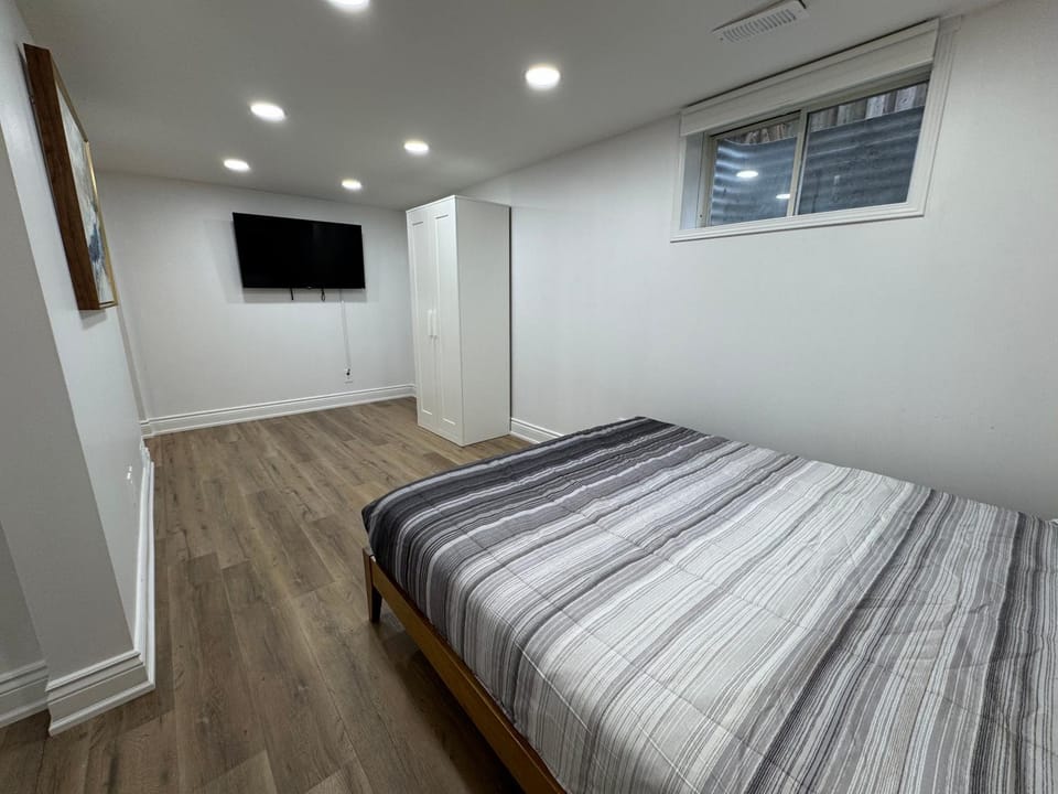 North Barrie !A Stylish and Spacious Private Bedroom with Private Bathroom Vacation rental in Barrie