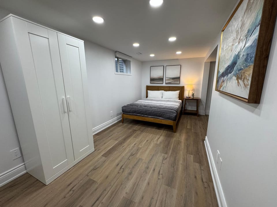 North Barrie !A Stylish and Spacious Private Bedroom with Private Bathroom Vacation rental in Barrie