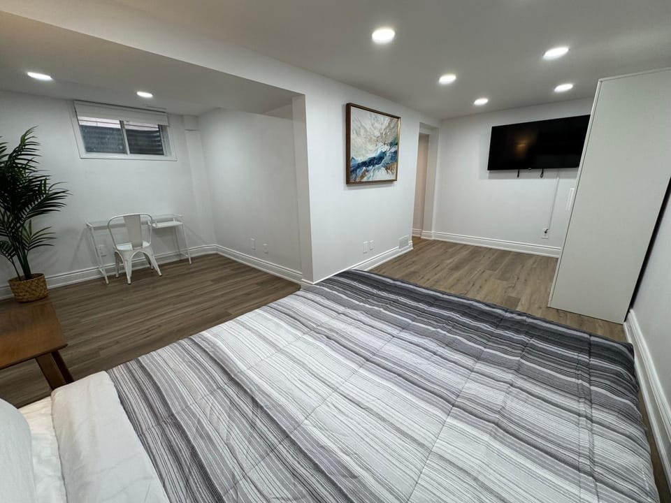 North Barrie !A Stylish and Spacious Private Bedroom with Private Bathroom Vacation rental in Barrie