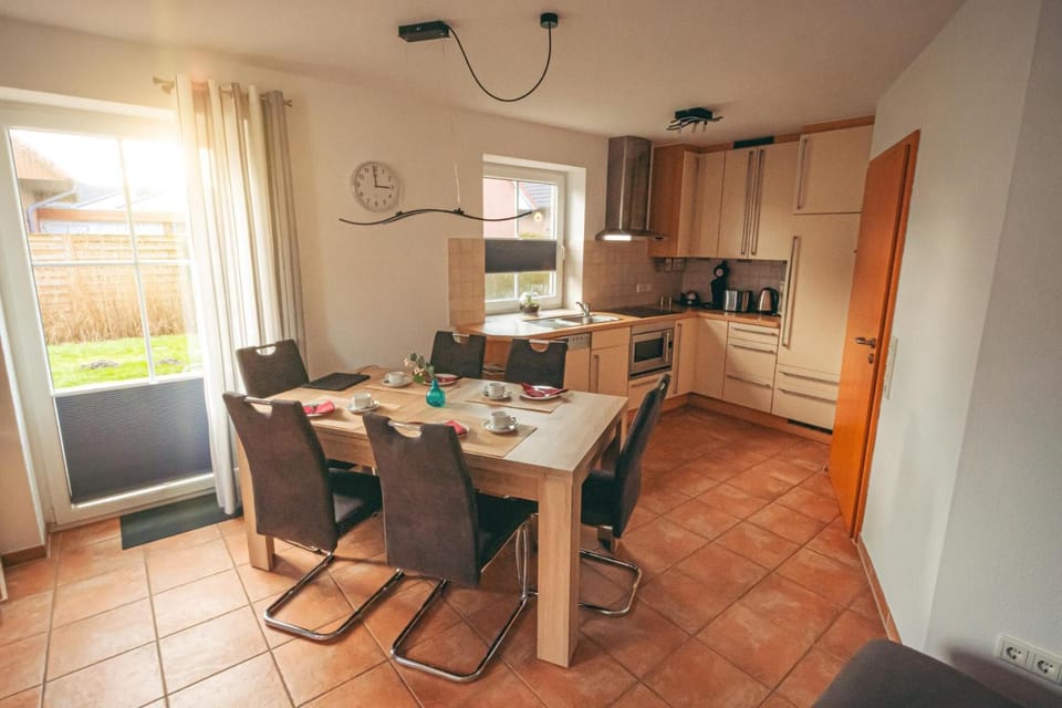 Kitchen or kitchenette, Seating area, Dining area, stove