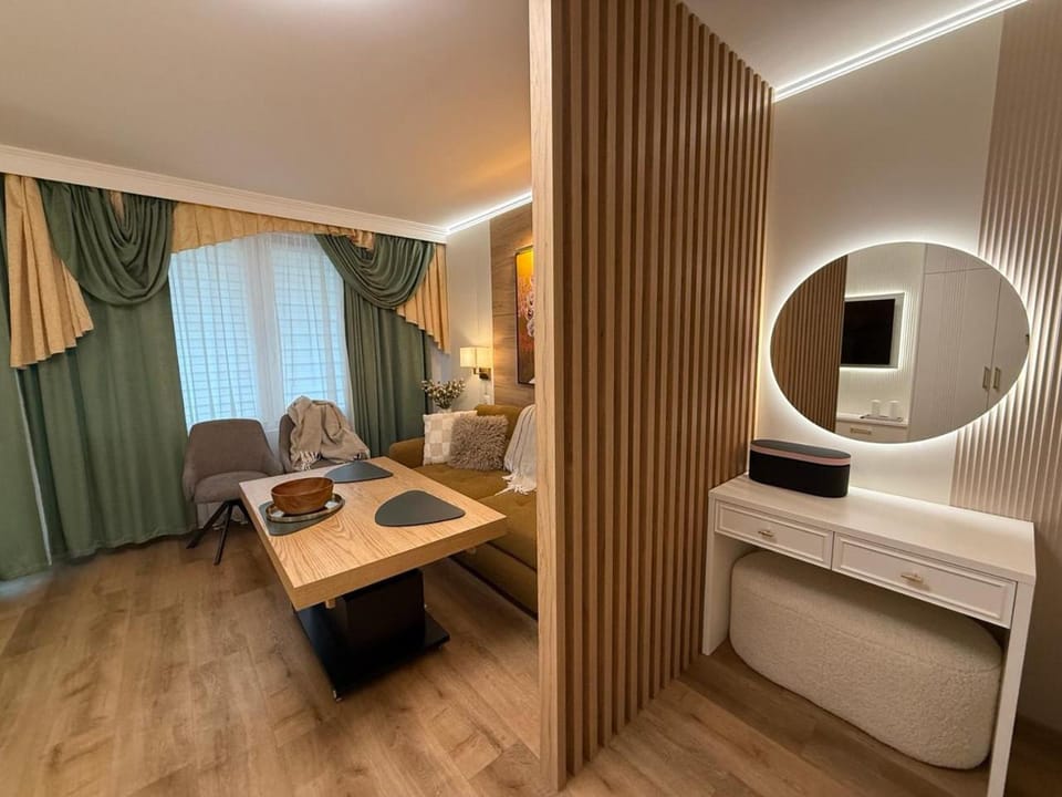 Bed, TV and multimedia, Living room, Photo of the whole room, Seating area, Bedroom