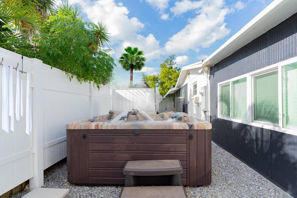 6br Sleeps 21 Tropical Villa Heated Pool Hot Tub House in Bradenton