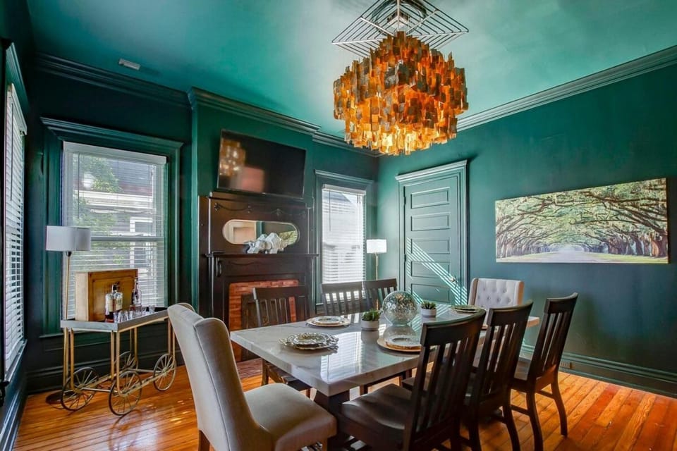 6br New Orleans Speakeasy Hot Tub & Playground House in Jefferson County