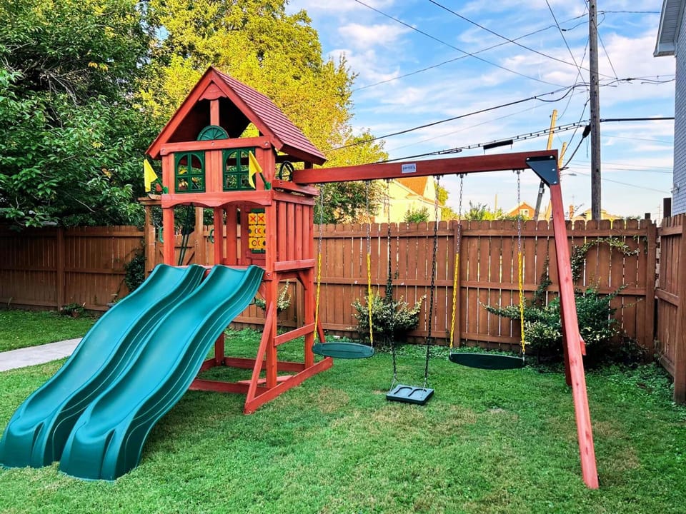 6br New Orleans Speakeasy Hot Tub & Playground House in Jefferson County