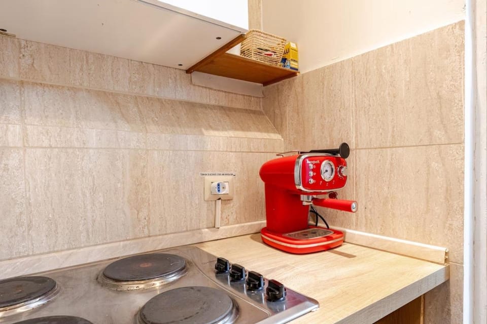 Coffee/tea facilities, stove