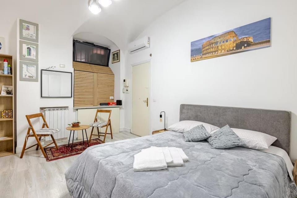 Bed, Living room, Photo of the whole room, Bedroom, air conditioner