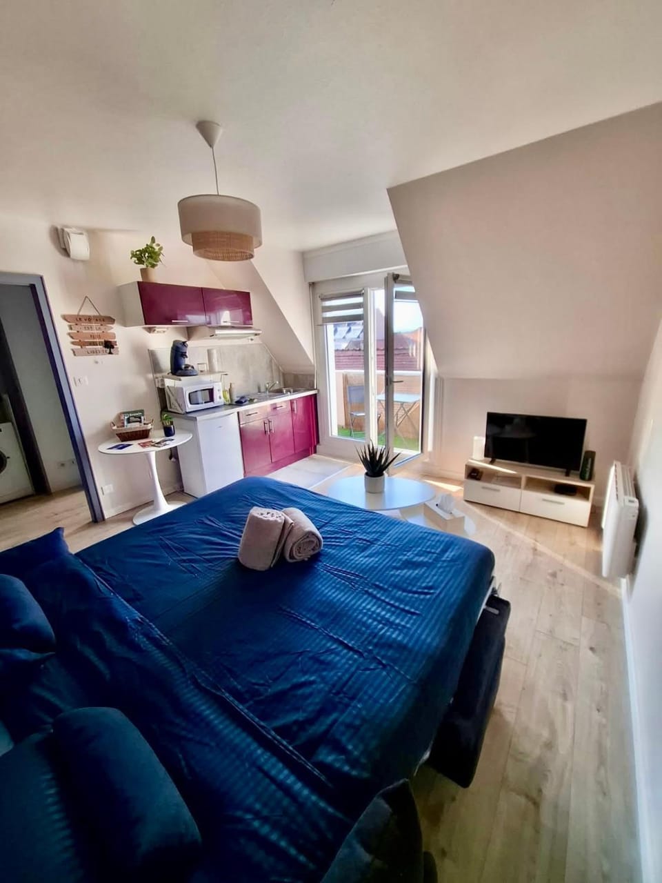 Bed, TV and multimedia, Kitchen or kitchenette, Living room, towels